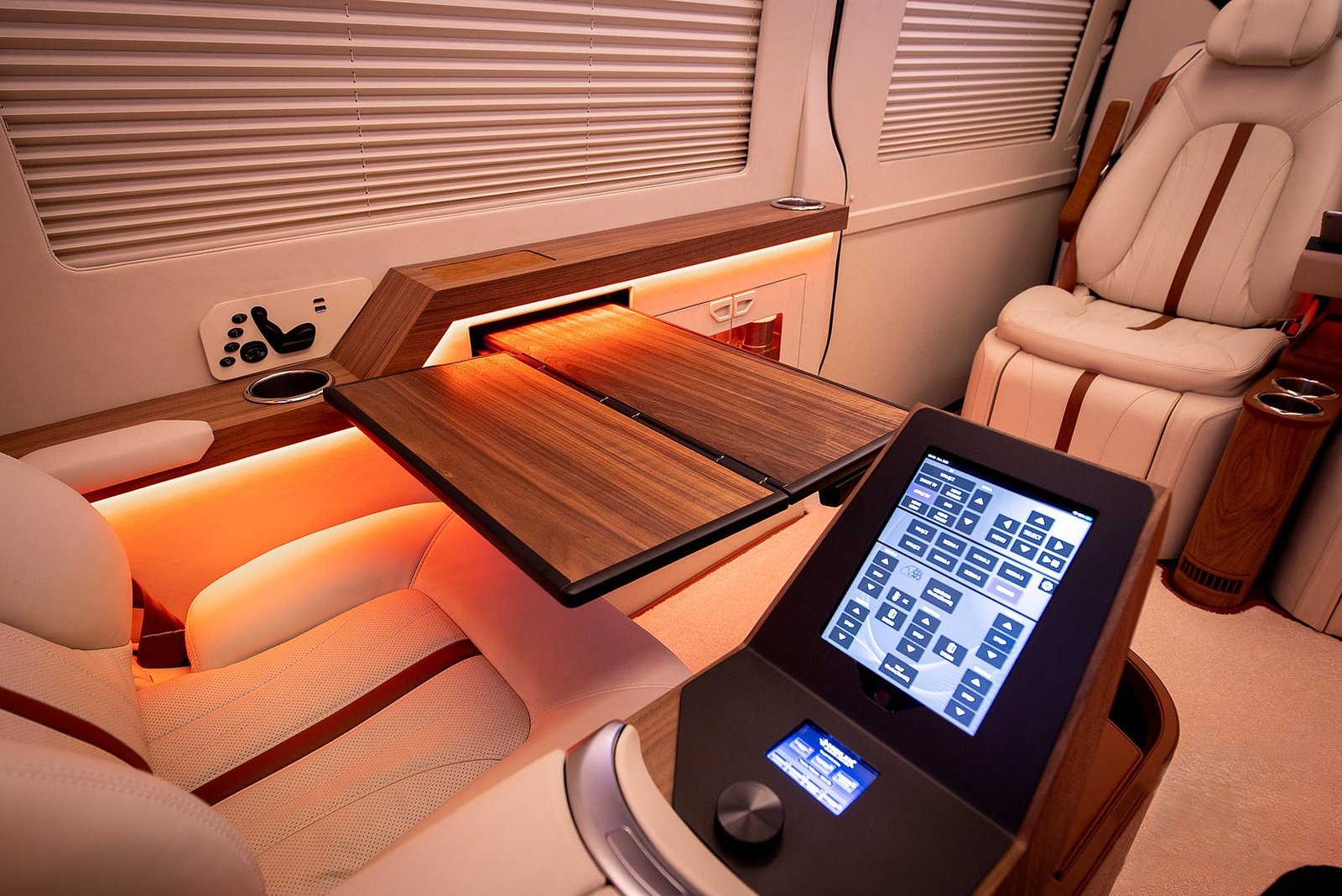 Ekskluzywne wykończenie wnętrza Mercedes Jetvan z fotelami First Class i skórzanym wykończeniem. Wynajem luksusowych limuzyn i busów z kierowcą Panther Cars.