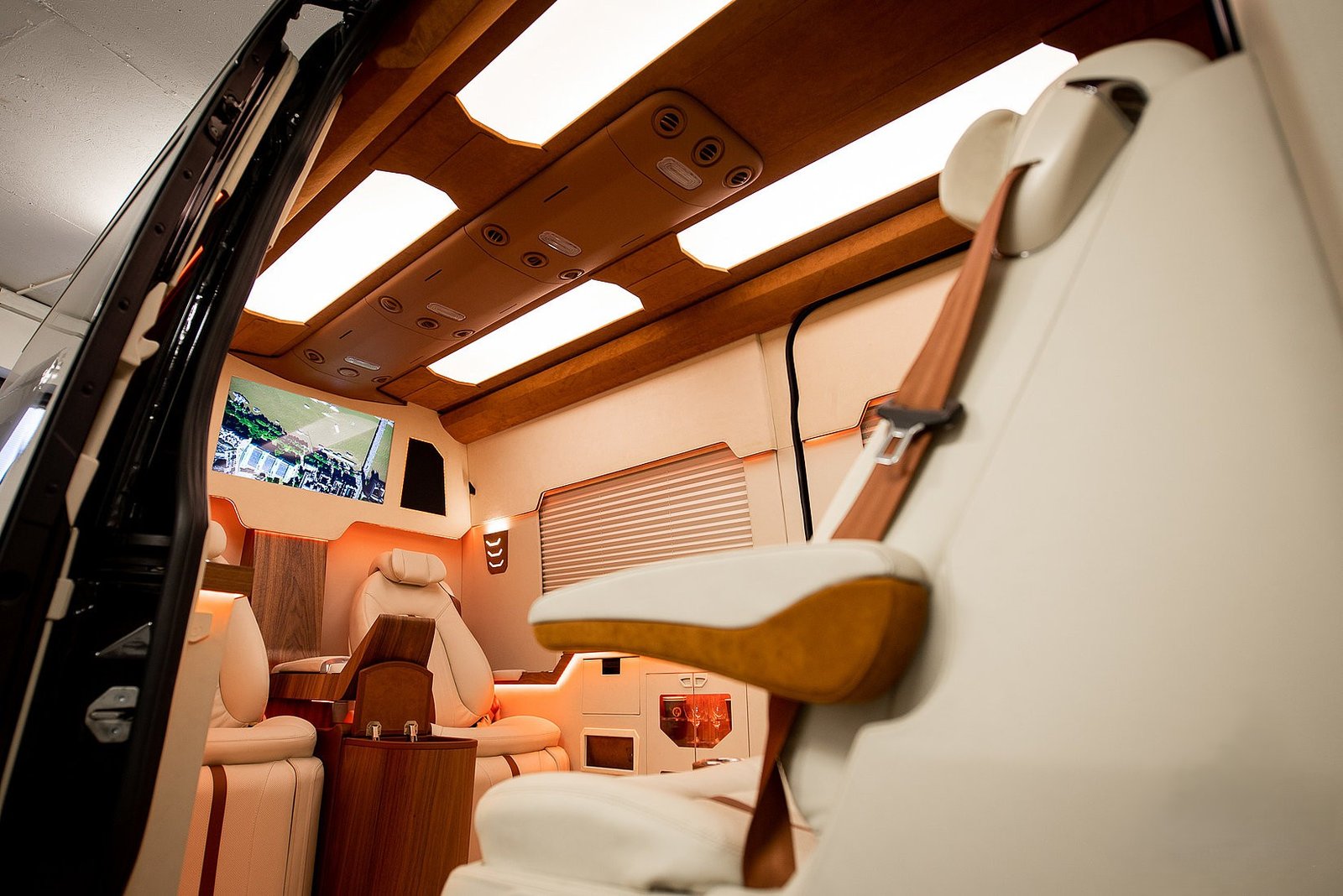 Ekskluzywne wykończenie wnętrza Mercedes Jetvan z fotelami First Class i skórzanym wykończeniem. Wynajem luksusowych limuzyn i busów z kierowcą Panther Cars.