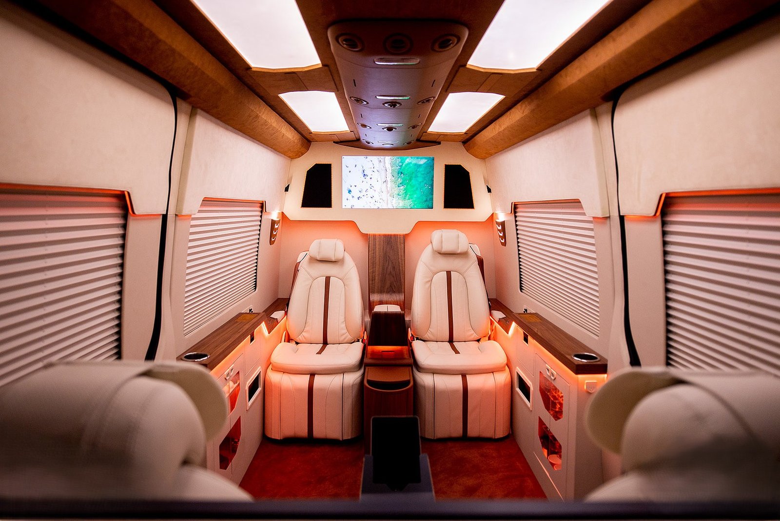 Ekskluzywne wykończenie wnętrza Mercedes Jetvan z fotelami First Class i skórzanym wykończeniem. Wynajem luksusowych limuzyn i busów z kierowcą Panther Cars.