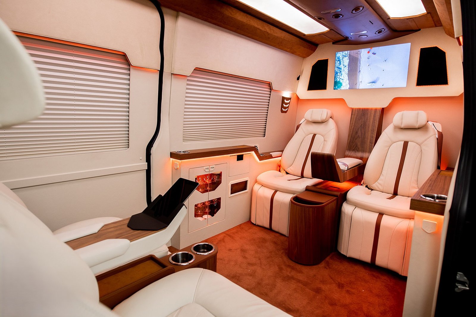 Wnętrze JetVan VIP – strefa pasażerska z przegrodą grodziową