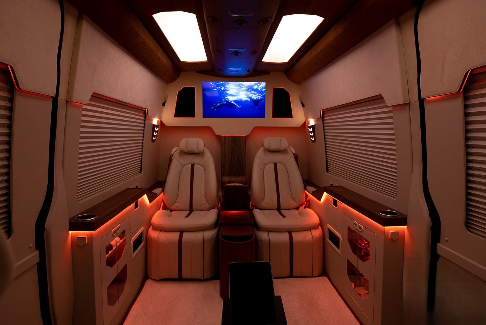 Ekskluzywne wykończenie wnętrza Mercedes Jetvan z fotelami First Class i skórzanym wykończeniem. Wynajem luksusowych limuzyn i busów z kierowcą Panther Cars.