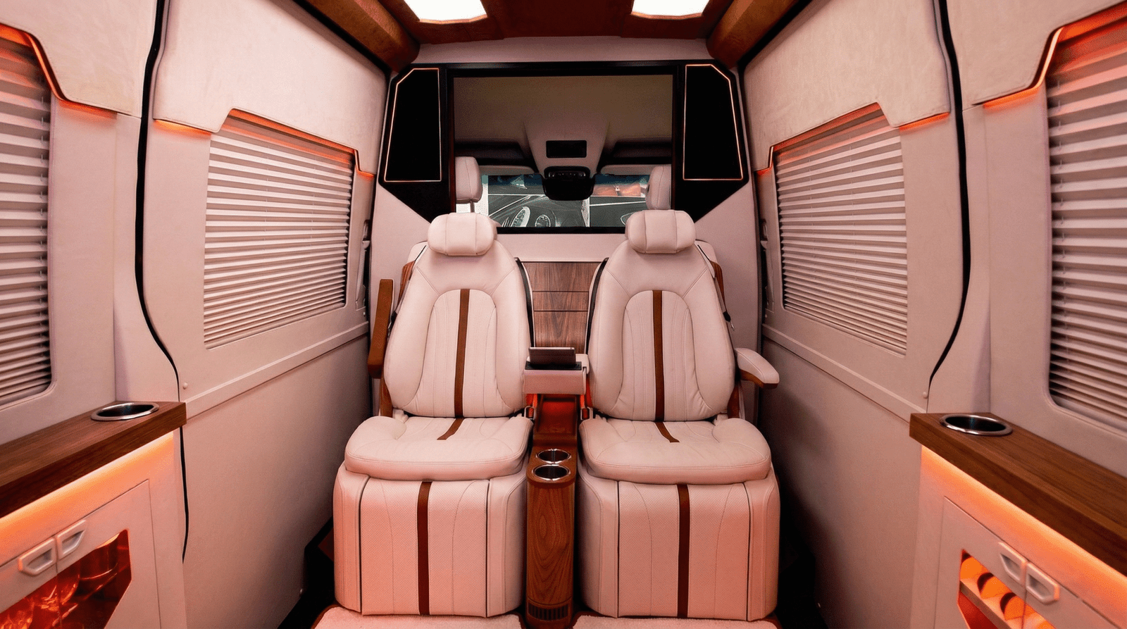 Ekskluzywne wykończenie wnętrza Mercedes Jetvan z fotelami First Class i skórzanym wykończeniem. Wynajem luksusowych limuzyn i busów z kierowcą Panther Cars.