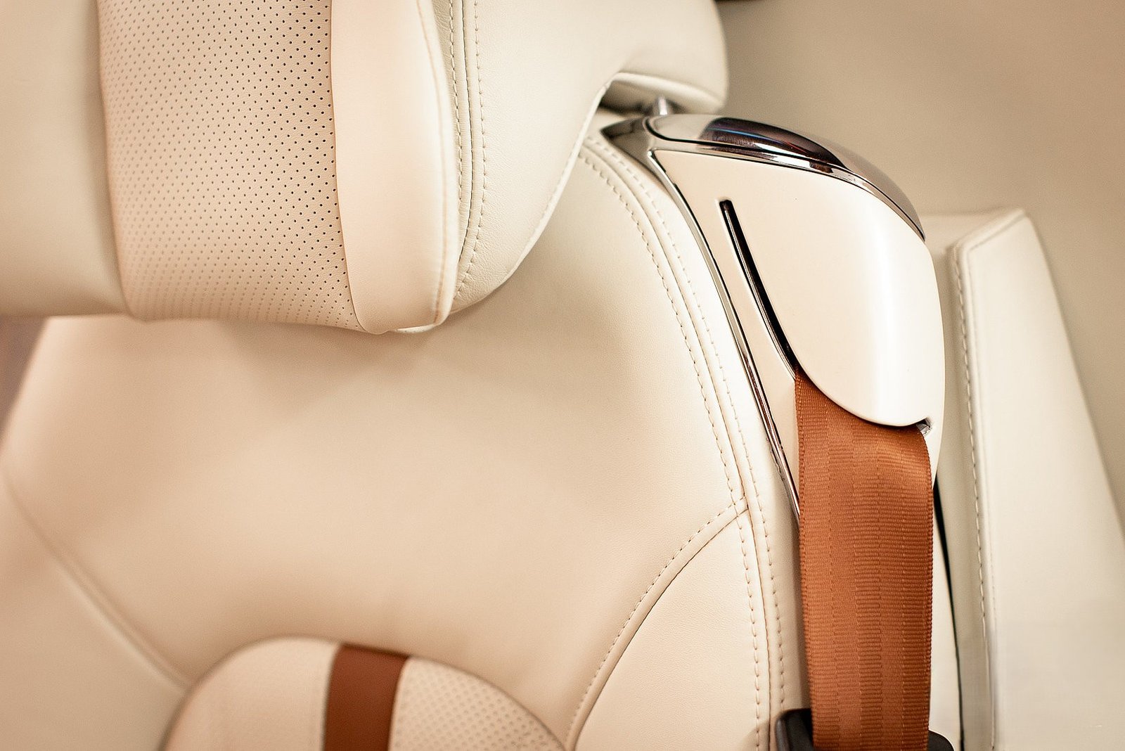 Ekskluzywne wykończenie wnętrza Mercedes Jetvan z fotelami First Class i skórzanym wykończeniem. Wynajem luksusowych limuzyn i busów z kierowcą Panther Cars.