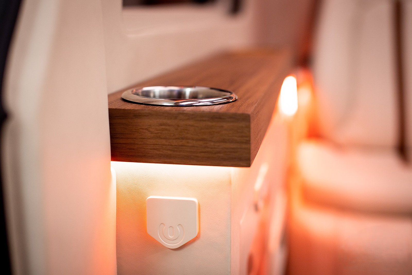 Ekskluzywne wykończenie wnętrza Mercedes Jetvan z fotelami First Class i skórzanym wykończeniem. Wynajem luksusowych limuzyn i busów z kierowcą Panther Cars.