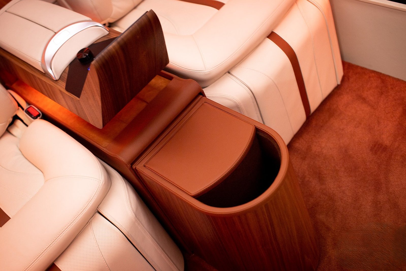 Ekskluzywne wykończenie wnętrza Mercedes Jetvan z fotelami First Class i skórzanym wykończeniem. Wynajem luksusowych limuzyn i busów z kierowcą Panther Cars.