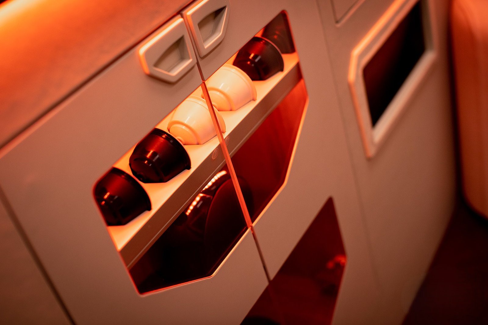 Ekskluzywne wykończenie wnętrza Mercedes Jetvan z fotelami First Class i skórzanym wykończeniem. Wynajem luksusowych limuzyn i busów z kierowcą Panther Cars.