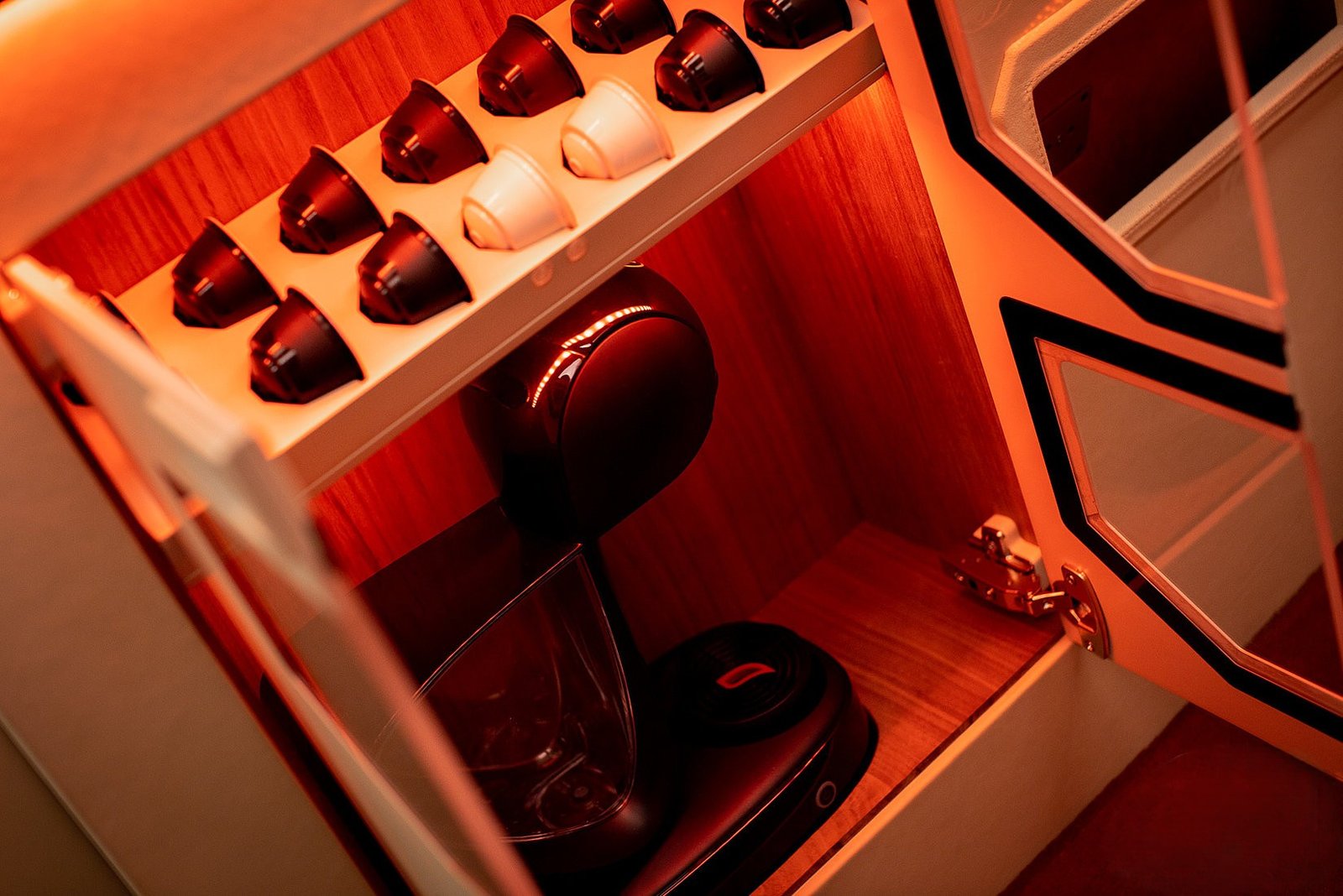 Ekskluzywne wykończenie wnętrza Mercedes Jetvan z fotelami First Class i skórzanym wykończeniem. Wynajem luksusowych limuzyn i busów z kierowcą Panther Cars.