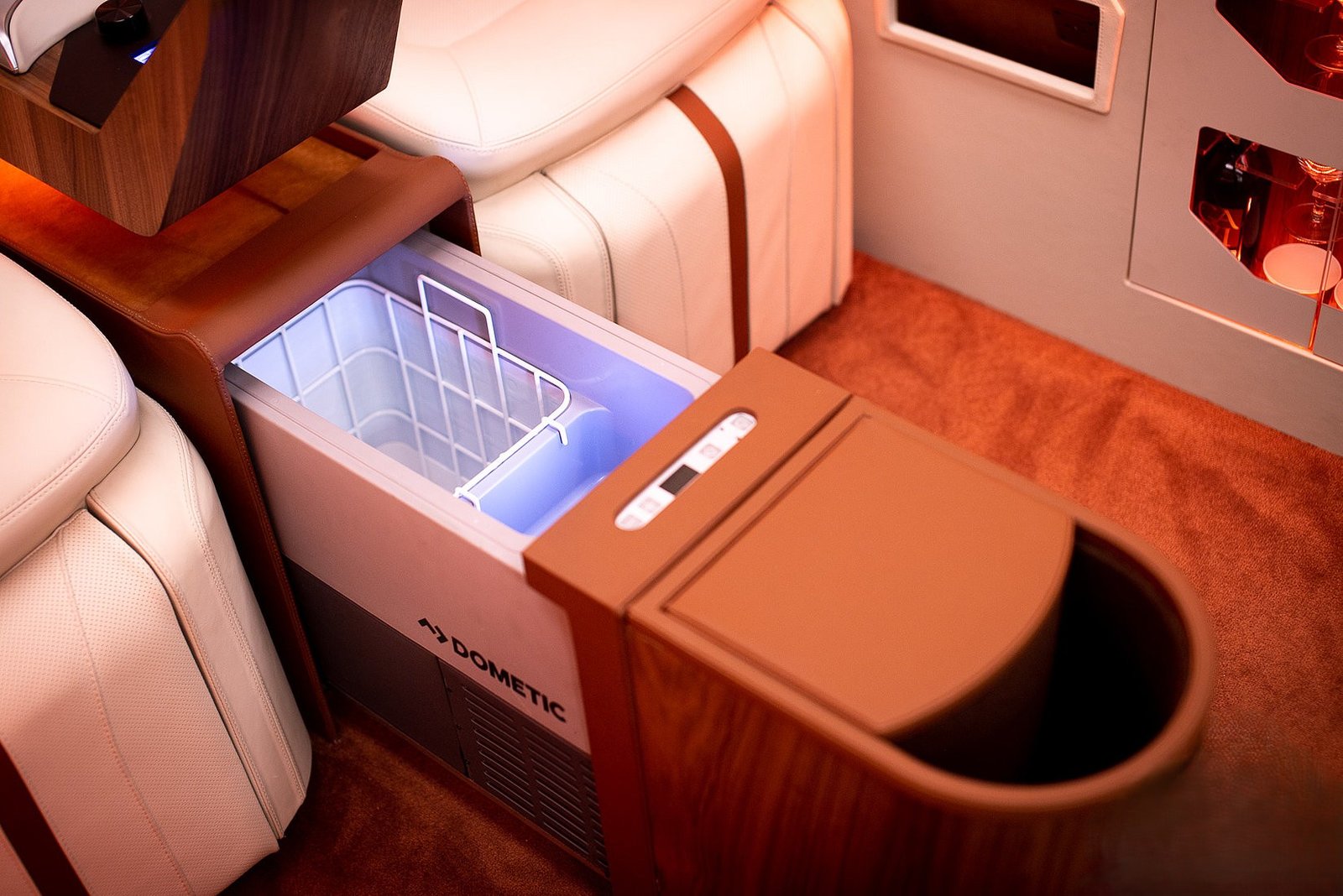 Ekskluzywne wykończenie wnętrza Mercedes Jetvan z fotelami First Class i skórzanym wykończeniem. Wynajem luksusowych limuzyn i busów z kierowcą Panther Cars.