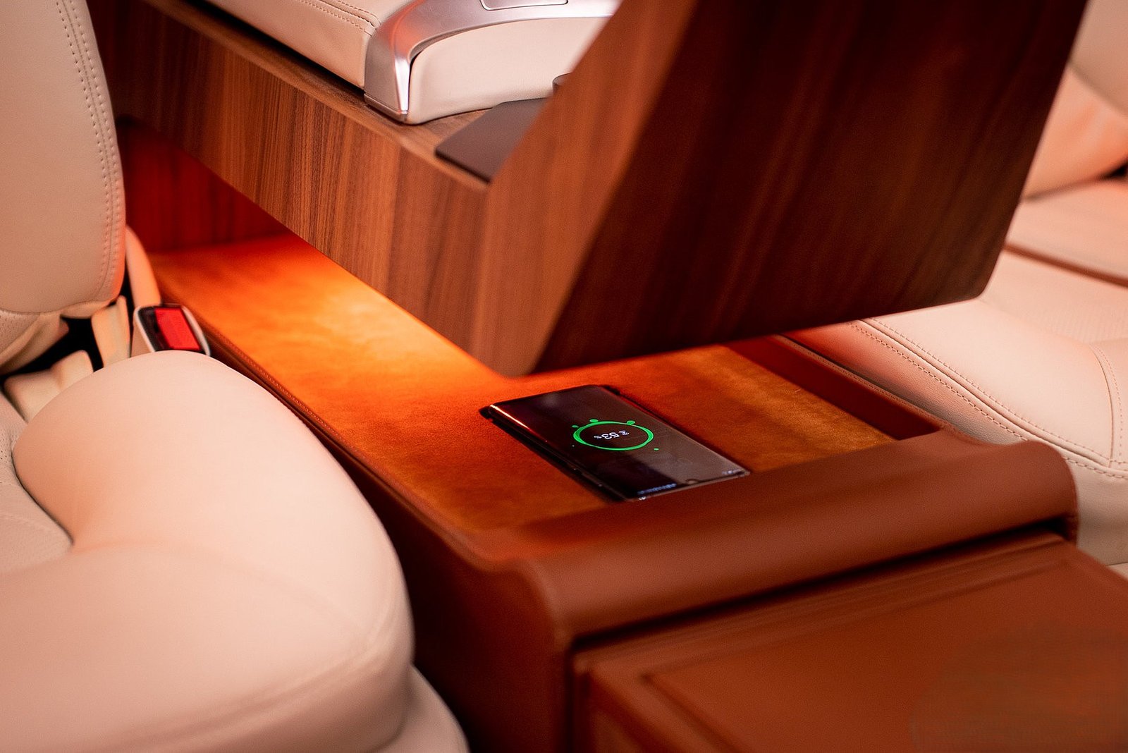 Ekskluzywne wykończenie wnętrza Mercedes Jetvan z fotelami First Class i skórzanym wykończeniem. Wynajem luksusowych limuzyn i busów z kierowcą Panther Cars.