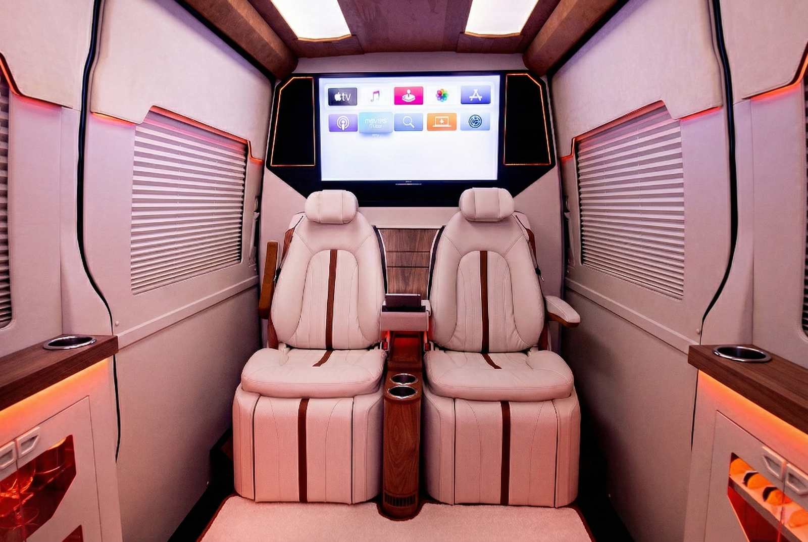 Ekskluzywne wykończenie wnętrza Mercedes Jetvan z fotelami First Class i skórzanym wykończeniem. Wynajem luksusowych limuzyn i busów z kierowcą Panther Cars.