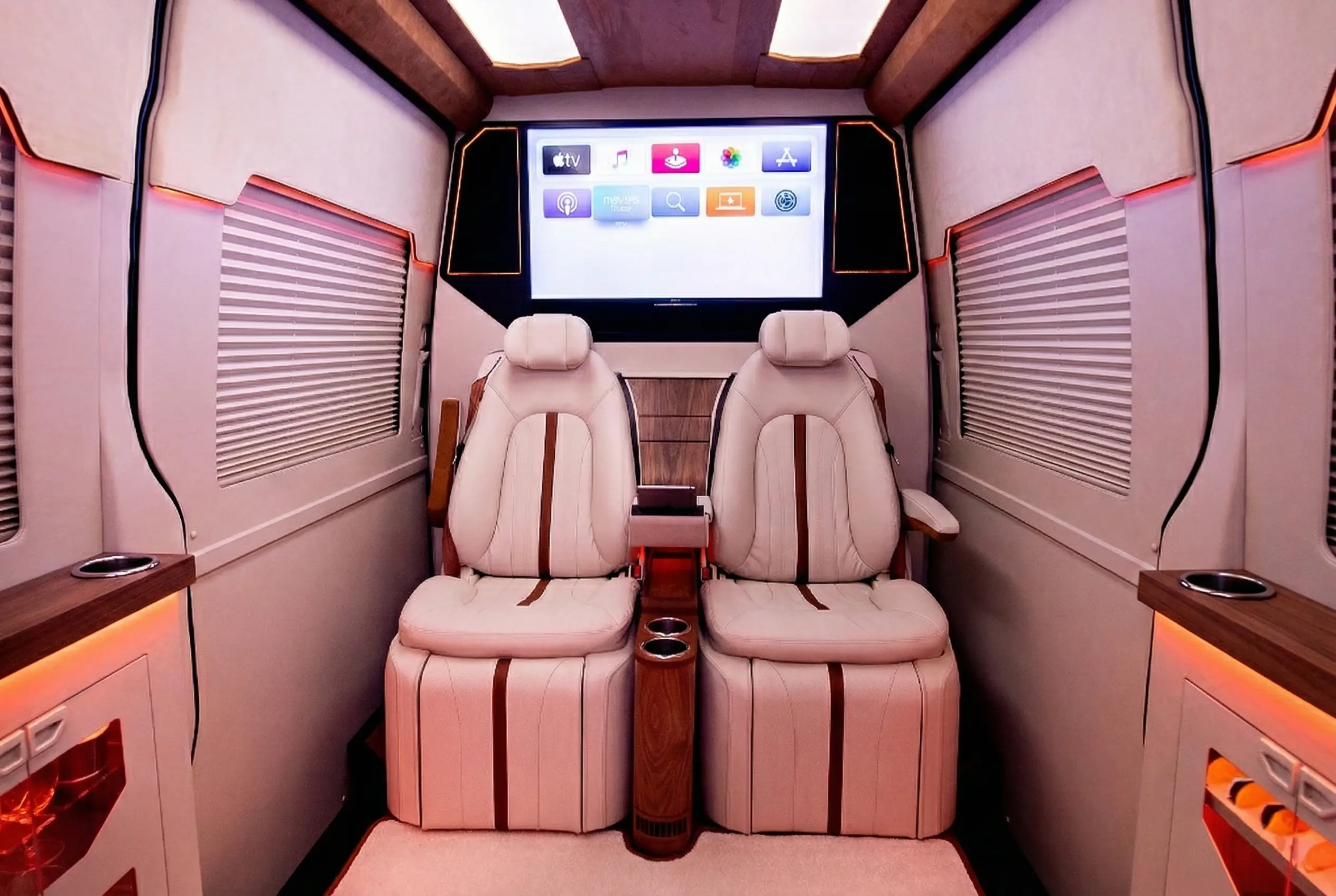 Mercedes-Benz Sprinter Jetvan wnętrze z telewizorem 